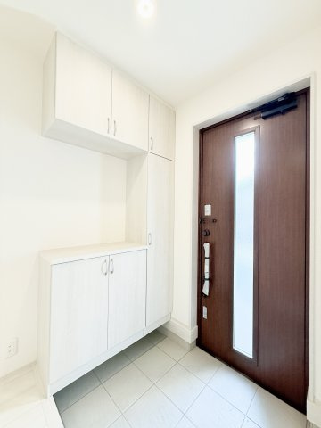 中央区三和町の玄関|玄関に大きなシューズクロークが付いています。
