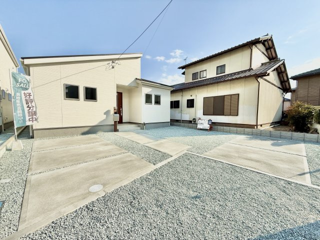 中央区三和町の駐車場|お車は並列2台以上駐車可能！ゆとりを持って出し入れができます！
