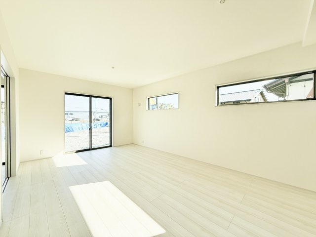 中央区三和町の居間・リビング|ナチュラルな印象のリビングは明るい空間！
