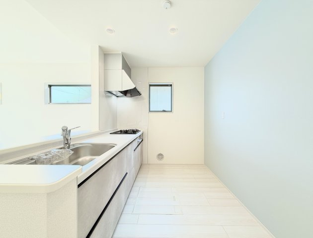 中央区三和町のキッチン|使い勝手の良いシステムキッチンは収納力豊富！床下収納は食材の保管に便利です！
