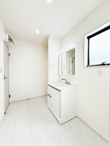 中央区三和町の脱衣所|洗面室も広々！お子様と一緒に入っても圧迫感を感じません！
