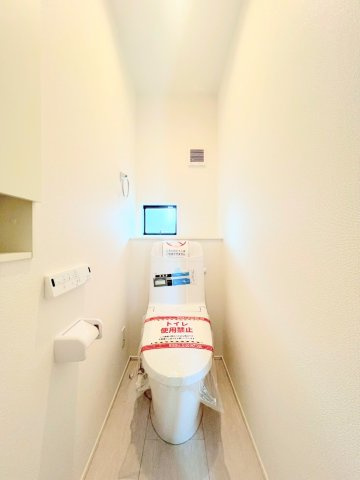 【トイレ】 | ◆◇横浜市青葉区荏田西　新築一戸建て　3号棟◇◆ | ◆清潔感のある白を基調とした落ち着ける空間。小窓をもうけていますので、こもりやすい空気の入れ替えも簡単に行えますね！