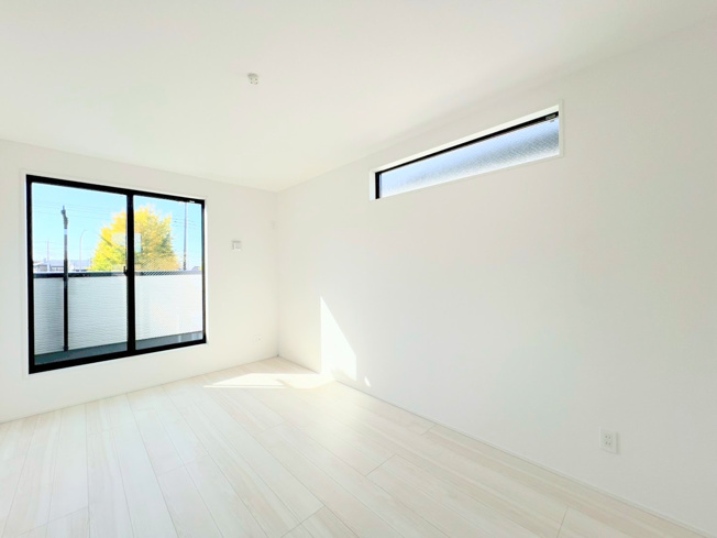 【洋室】 | ◆◇横浜市青葉区荏田西　新築一戸建て　3号棟◇◆ | ◆柔らかい陽光が差し込む明るいお部屋を演出する設計。彩光の取れる窓が気持ちの良いお部屋を創り上げます。