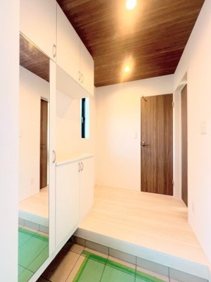 【玄関】 | ◆◇横浜市青葉区荏田西　新築一戸建て　3号棟◇◆ | ◆光の渦が溢れた明るい玄関ホール。「おかえり」と「ただいま」が交差するお家の顔とも言える場所は爽やかで心地良い空間となっています。