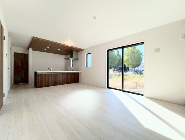 【居間・リビング】 | ◆◇横浜市青葉区荏田西　新築一戸建て　3号棟◇◆ | ◆一家だんらんのスペースとなるＬＤＫ。窓から明るい光が差し込み、思わず家族の会話も弾む快適な空間。
