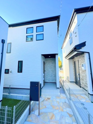 【外観】 | ◆◇横浜市青葉区荏田西　新築一戸建て　3号棟◇◆ | ◆堂々たる趣ながら、主張し過ぎずどこか余裕を感じさせるシャープなフォルムで佇む邸宅は、晴天の空と照らし合わせる事で、本来あるべき完成形の姿を見せてくれます。