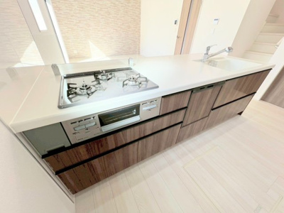 【キッチン】 | ◆◇横浜市青葉区荏田西　新築一戸建て　3号棟◇◆ | ◆長い時間滞在するキッチンだからこそ、食事の準備を楽しい時間に、忙しい時でも無駄なく作業できるなど、毎日を楽しくするキッチンスペースに仕上げました。