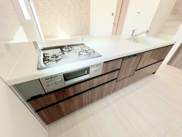 【キッチン】 | ◆◇横浜市青葉区荏田西　新築一戸建て　3号棟◇◆ | ◆長い時間滞在するキッチンだからこそ、食事の準備を楽しい時間に、忙しい時でも無駄なく作業できるなど、毎日を楽しくするキッチンスペースに仕上げました。