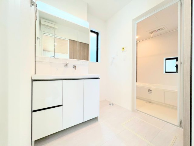 【独立洗面台】 | ◆◇横浜市青葉区荏田西　新築一戸建て　3号棟◇◆ | ◆毎日使う場所だから、機能的で使いやすさに配慮したパウダールーム。すっきりと使えるように収納も豊富にご用意しています。