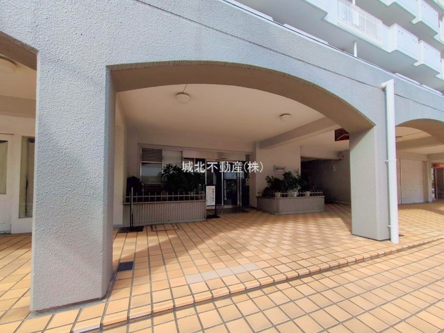 ハイネス富士見ヶ丘のエントランス