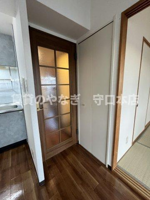 【居間・リビング】 | グレイシィーK・Y | リビング入口にクローゼットもあります