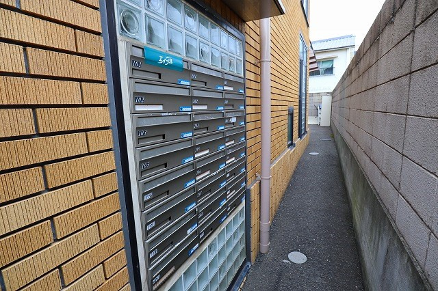 寝屋川市錦町の賃貸マンションのエントランス