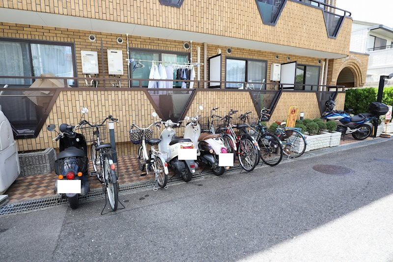 寝屋川市錦町の賃貸マンションの駐車場