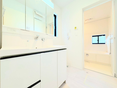 【独立洗面台】 | ◆◇横浜市青葉区荏田西　新築一戸建て　6号棟◇◆ | ◆毎日使う場所だから、機能的で使いやすさに配慮したパウダールーム。すっきりと使えるように収納も豊富にご用意しています。