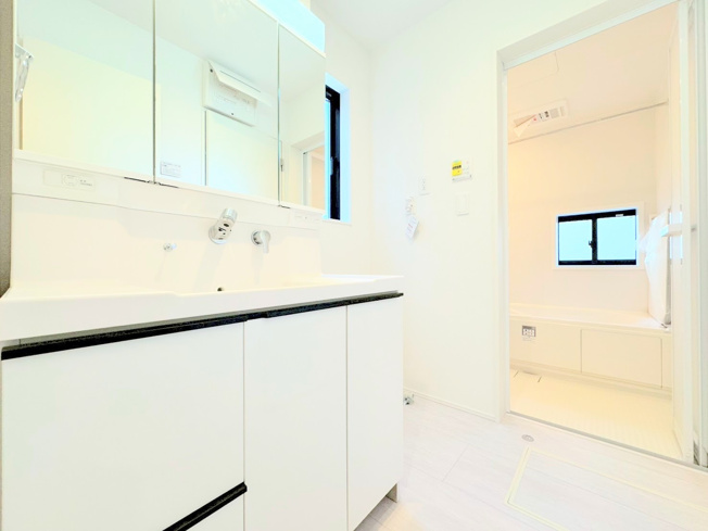 【独立洗面台】 | ◆◇横浜市青葉区荏田西　新築一戸建て　6号棟◇◆ | ◆毎日使う場所だから、機能的で使いやすさに配慮したパウダールーム。すっきりと使えるように収納も豊富にご用意しています。