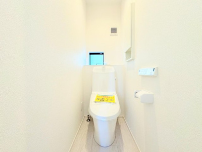 【トイレ】 | ◆◇横浜市青葉区荏田西　新築一戸建て　6号棟◇◆ | ◆清潔感のある白を基調とした落ち着ける空間。小窓をもうけていますので、こもりやすい空気の入れ替えも簡単に行えますね！