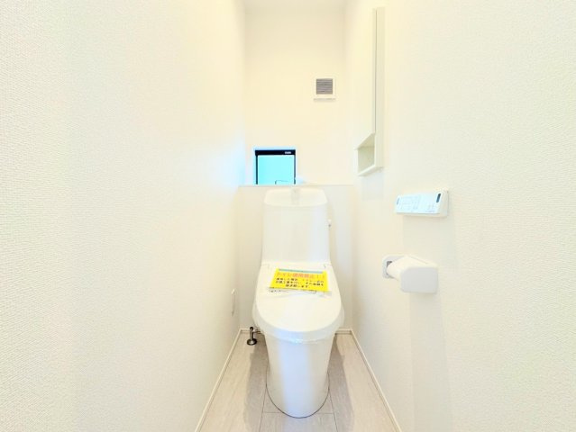 【トイレ】 | ◆◇横浜市青葉区荏田西　新築一戸建て　6号棟◇◆ | ◆清潔感のある白を基調とした落ち着ける空間。小窓をもうけていますので、こもりやすい空気の入れ替えも簡単に行えますね！