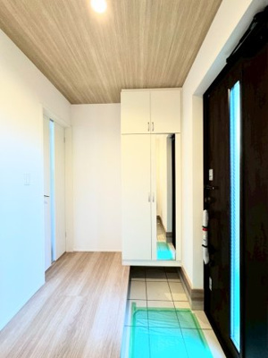 【玄関】 | ◆◇横浜市青葉区荏田西　新築一戸建て　6号棟◇◆ | ◆光の渦が溢れた明るい玄関ホール。「おかえり」と「ただいま」が交差するお家の顔とも言える場所は爽やかで心地良い空間となっています。