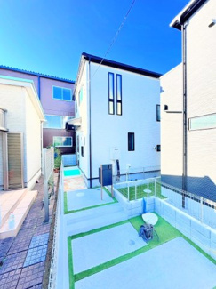 【外観】 | ◆一戸建てを中心とした街並みが整然と続き、周辺は高い建物が建っていないので、緑の多い閑静な趣を感じる環境です。