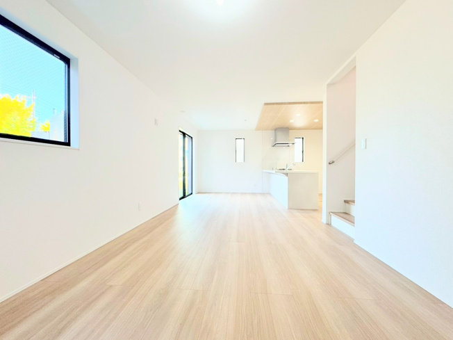 【居間・リビング】 | ◆◇横浜市青葉区荏田西　新築一戸建て　6号棟◇◆ | ◆柔らかな色合いのフローリングと清潔感のあふれる白のクロスが明るい空間を創り出しているリビングダイニング。家族の集まる憩いの場にふさわしいです。