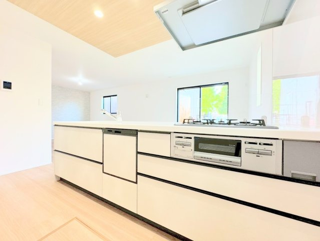 【キッチン】 | ◆◇横浜市青葉区荏田西　新築一戸建て　6号棟◇◆ | ◆キッチンからダイニングやリビングが見渡せるキッチン。料理をしながら家族とコミュニケーションをとれるだけでなく、大きな開放感も得られることができます。