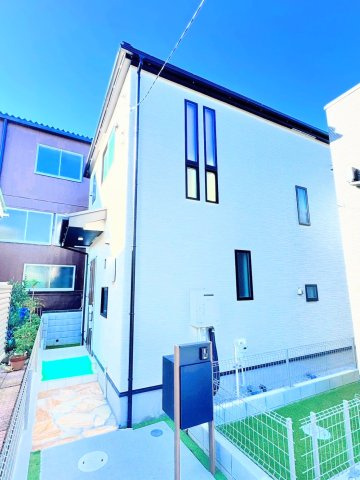 【外観】 | ◆◇横浜市青葉区荏田西　新築一戸建て　6号棟◇◆ | ◆堂々たる趣ながら、主張し過ぎずどこか余裕を感じさせるシャープなフォルムで佇む邸宅は、晴天の空と照らし合わせる事で、本来あるべき完成形の姿を見せてくれます。