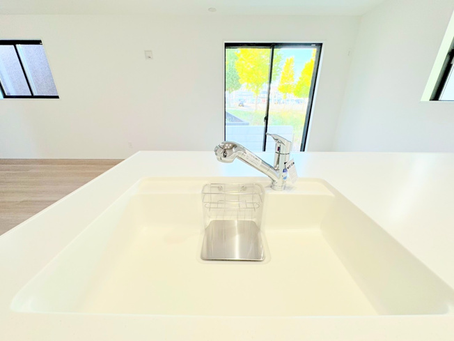【キッチン】 | ◆◇横浜市青葉区荏田西　新築一戸建て　6号棟◇◆ | ◆広々したキッチンシンク。洗い物が多い時にも快適にご利用いただけます。