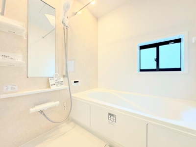 【浴室】 | ◆◇横浜市青葉区荏田西　新築一戸建て　6号棟◇◆ | ◆お子様と一緒にバスタイムを楽しめる広々空間。浴室乾燥機付で心地よいバスタイムを実現します。
