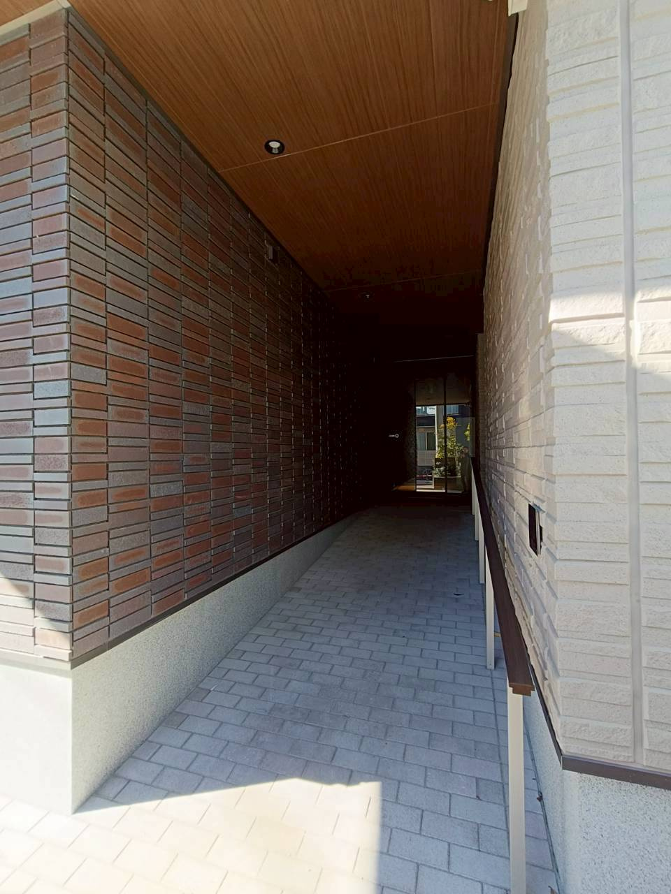 リラフォート　アイナのエントランス|エントランスはスロープ付き♪