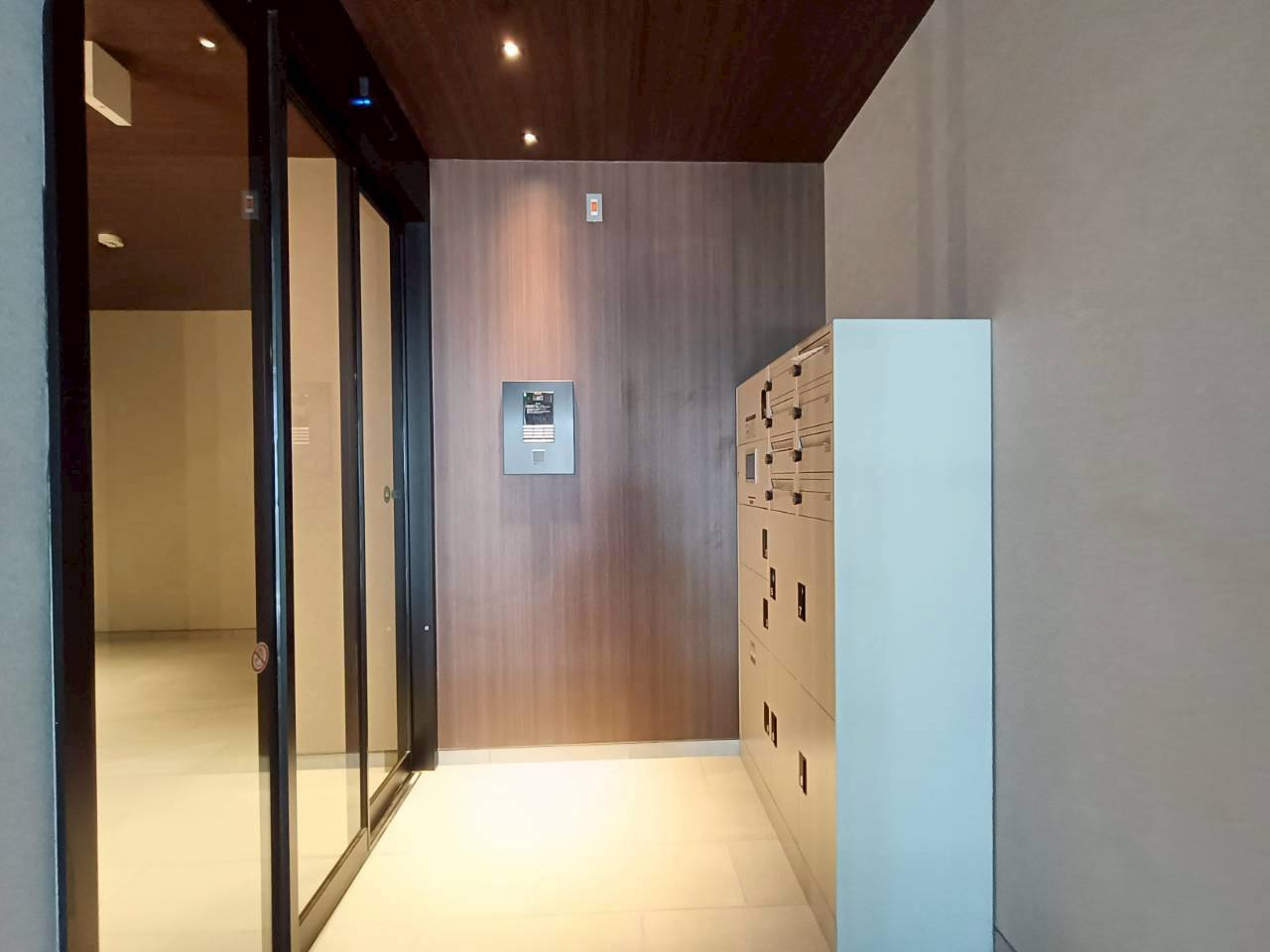リラフォート　アイナのその他|エントランスは防犯カメラ・オートロック・宅配BOX♪エレベーター（パースはイメージ）
