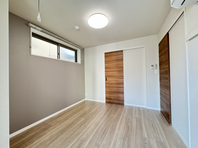 リラフォート　アイナの居間・リビング|5.5帖洋室、照明とエアコンついてます♪