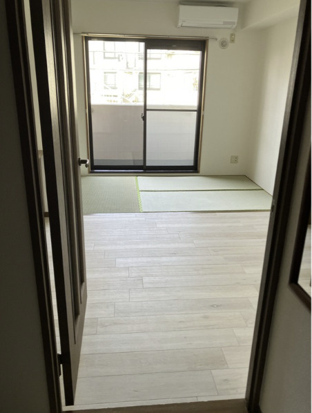 BES明大前コートの居間・リビング