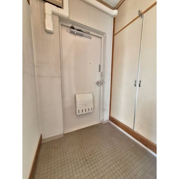 岩成台西団地分譲住宅510棟の玄関