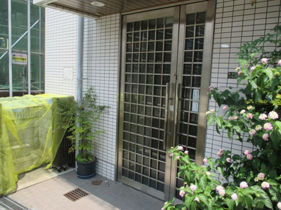 【エントランス】 | レグノグリーン淡路 | 落ちついた外観にマッチしたエントランスです