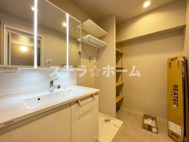 南春日丘プライムタウンB棟の独立洗面台|独立洗面台、小物を置くことができて便利です