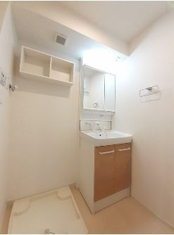 アビタシオンⅠの洗面所|★シャワードレッサー型の洗面台＆室内洗濯機置場を設置しています。★