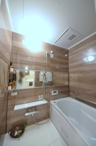 ハイツ西翠苑の浴室|人気の換気乾燥暖房機付き。大きなバスルームなので足を伸ばしてゆっくり湯船につかることができます