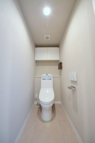 ハイツ西翠苑のトイレ|収納スペースのあるトイレ。勿論ウォシュレット付きです