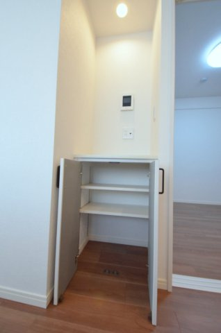 ハイツ西翠苑の収納|リビングに収納スぺースがあります