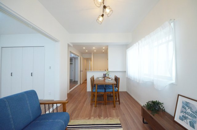 ハイツ西翠苑の居間・リビング|東西向きで陽当たりが良く、窓の多いリビング空間。オープンタイプの対面式キッチンでリビングが隅まで見渡せます。キッチンにいながら小さなお子様にも目が届き安心です。