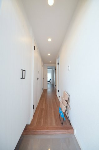 ハイツ西翠苑の玄関|広い玄関に大容量の収納。
玄関周りの収納スペースもしっかり確保されています。