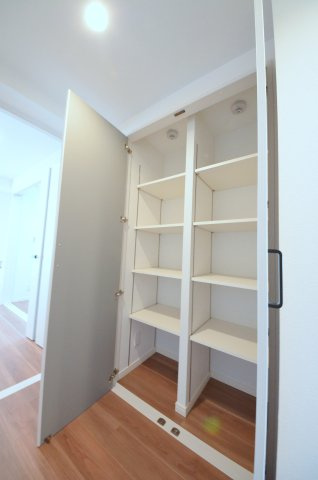 ハイツ西翠苑の収納|廊下にも収納スペースがあります