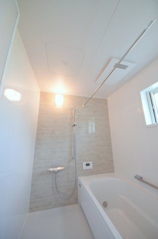 可部東二丁目の浴室|人気の換気乾燥暖房機付き。１坪タイプの大きなバスルームなので足を伸ばしてゆっくり湯船につかることができます