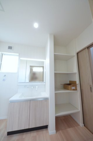 可部東二丁目の洗面所|清潔感あふれる白を基調としたシャワー付洗面台と洗面室。幹太くん+収納棚もある余裕のスペース。窓もあり明るく通気も良いです。