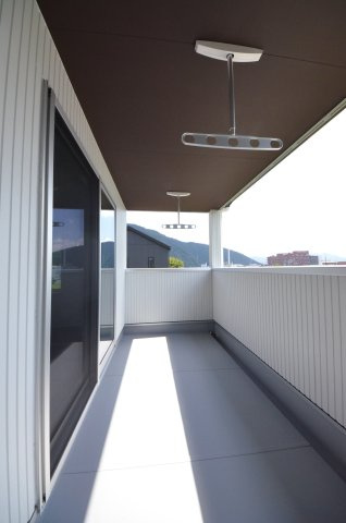 可部東二丁目のバルコニー|屋根のある広いバルコニー