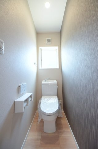 可部東二丁目のトイレ|窓のある明るいトイレ。勿論ウォシュレット付です。
