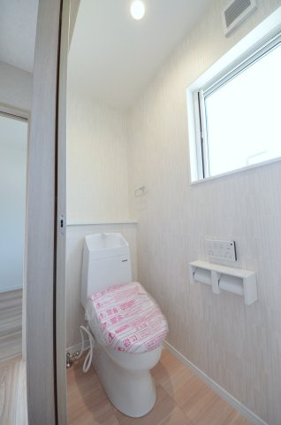 可部東二丁目のトイレ|窓のある明るいトイレ。勿論ウォシュレット付です。