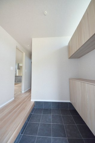 可部東二丁目の玄関|玄関には大容量のシューズボックスとクローゼット有。玄関周りの収納スペースもしっかり確保されています。