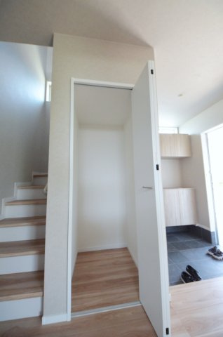 可部東二丁目の収納|廊下に収納スぺースがあります