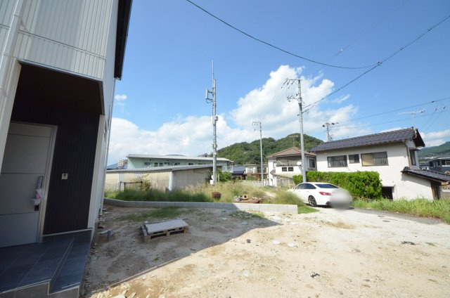 可部東二丁目の前面道路含む現地写真|前面道路は交通量が少ない為駐車楽々。
駐車2台可能です。
